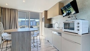 Wasserkocher mit Kaffee-/Teezubehör, Kühlschrank, Mikrowelle, Herdplatte