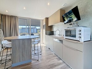 Kühlschrank, Mikrowelle, Herdplatte, Geschirrspüler