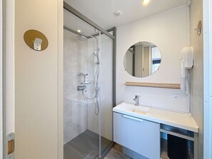 Hair dryer - Luxury 3BR Mobile Home, 200m from Beach, Pool & Terrace - Sleeps 6 (Jullouville)