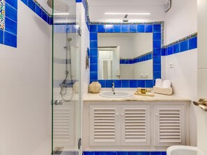 Een haardroger, handdoeken