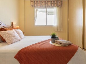 2 bedrooms, free WiFi - Beachfront Apartment with Pool, Playground, and Nearby Attractions in La Pineda (La Pineda)