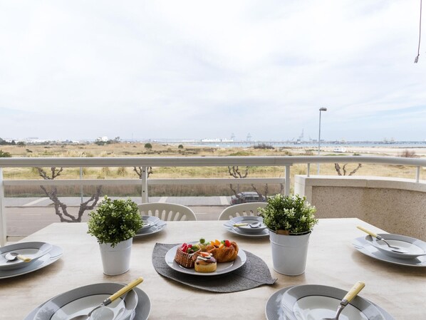 Outdoor dining - Beachfront Apartment with Pool, Playground, and Nearby Attractions in La Pineda (La Pineda)