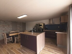 Kühlschrank, Mikrowelle, Ofen, Geschirrspüler