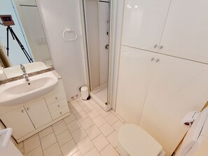 Séchoir à cheveux, serviettes fournies