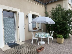 Outdoor dining - Charming Riverside Mill - Pets Allowed (Mézières-sur-Ponthouin)