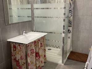 Bathroom - Charming Riverside Mill - Pets Allowed (Mézières-sur-Ponthouin)