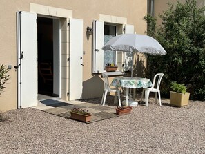 Outdoor dining - Charming Riverside Mill - Pets Allowed (Mézières-sur-Ponthouin)