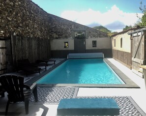 حمّام سباحة خارجي، حمّام سباحة مُدفَّأ