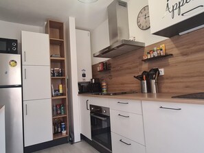 Een koelkast, een microgolfoven, een oven, een kookplaat