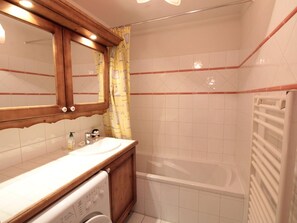 Bathroom - Cozy 3-Room Cabin, 6 Guests, Near Spa & Ski Bus (Les Carroz d'Arâches)