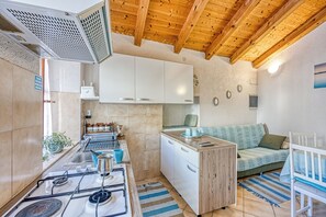 Family Apartment, Multiple Bedrooms (Beli Old Town Apartment) | Private kitchen