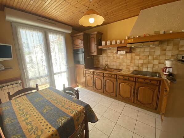 Mikrowelle, Ofen, Herdplatte, Wasserkocher mit Kaffee-/Teezubehör