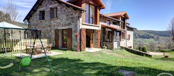 Spacious lodge with fireplace and forest terrace, pets allowed