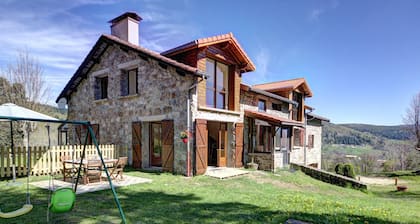 Spacious lodge with fireplace and forest terrace, pets allowed