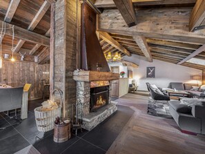 TV, fireplace - Stunning luxury chalet in Courchevel Le Praz (Courchevel)
