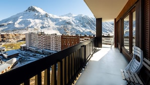 Ein Balkon mit Blick auf schneebedeckte Berge.