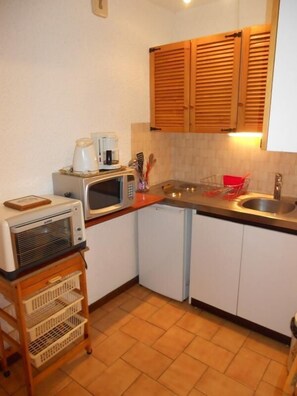 Micro-ondas, fogão, cafeteira/chaleira