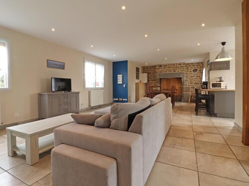 Renovated house with enclosed garden, 3 bedrooms, free EV charging, near Swiss Normandy