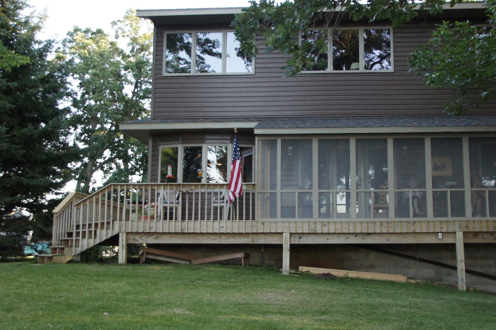 Larger Home on low traffic Lake