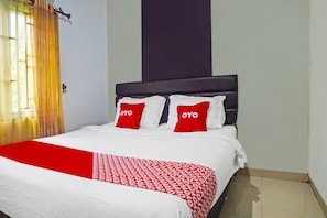 Deluxe Double Room | Laptop workspace, free WiFi, bed sheets