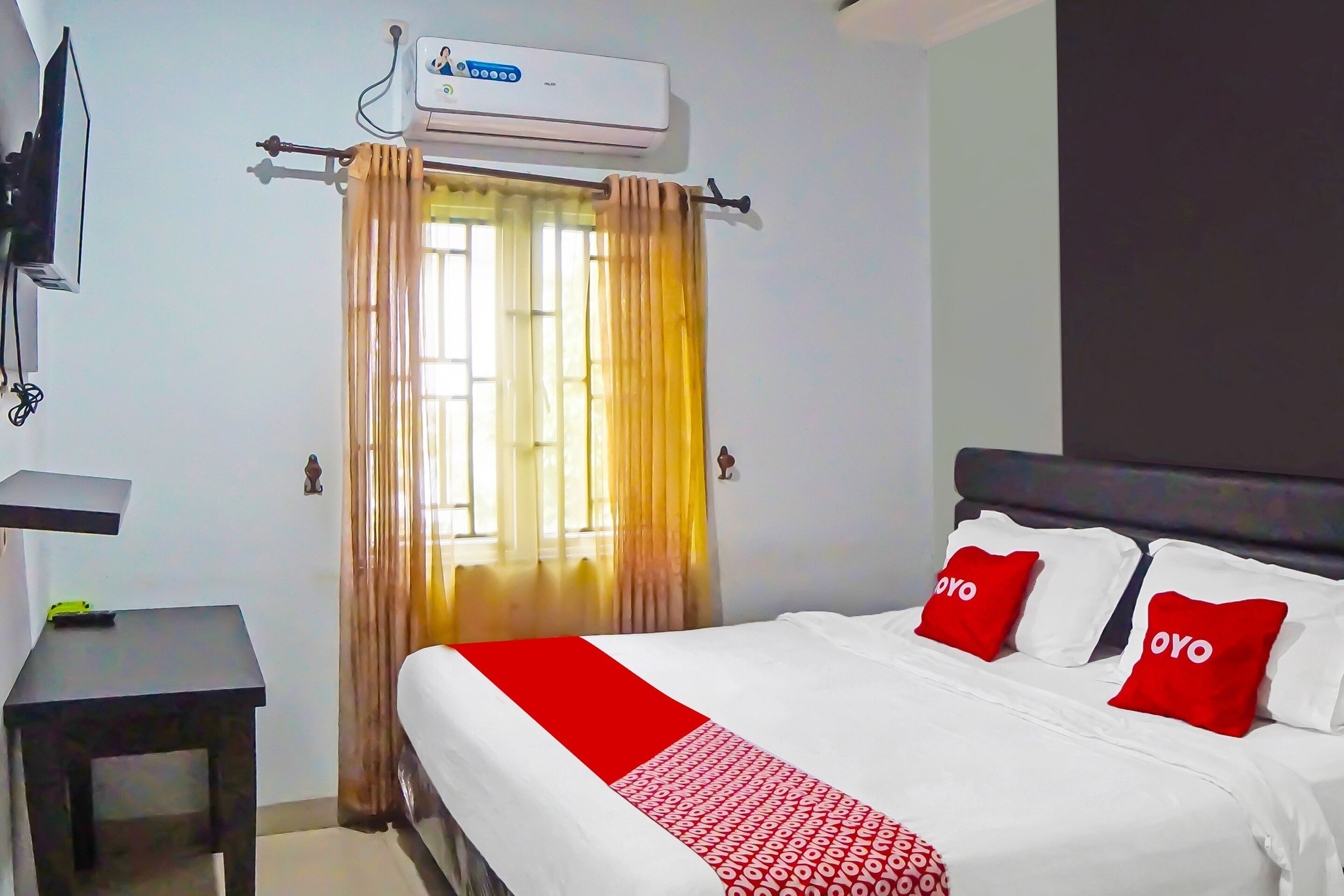 Deluxe Double Room | Laptop workspace, free WiFi, bed sheets