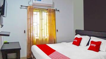Deluxe Double Room | Laptop workspace, free WiFi, bed sheets
