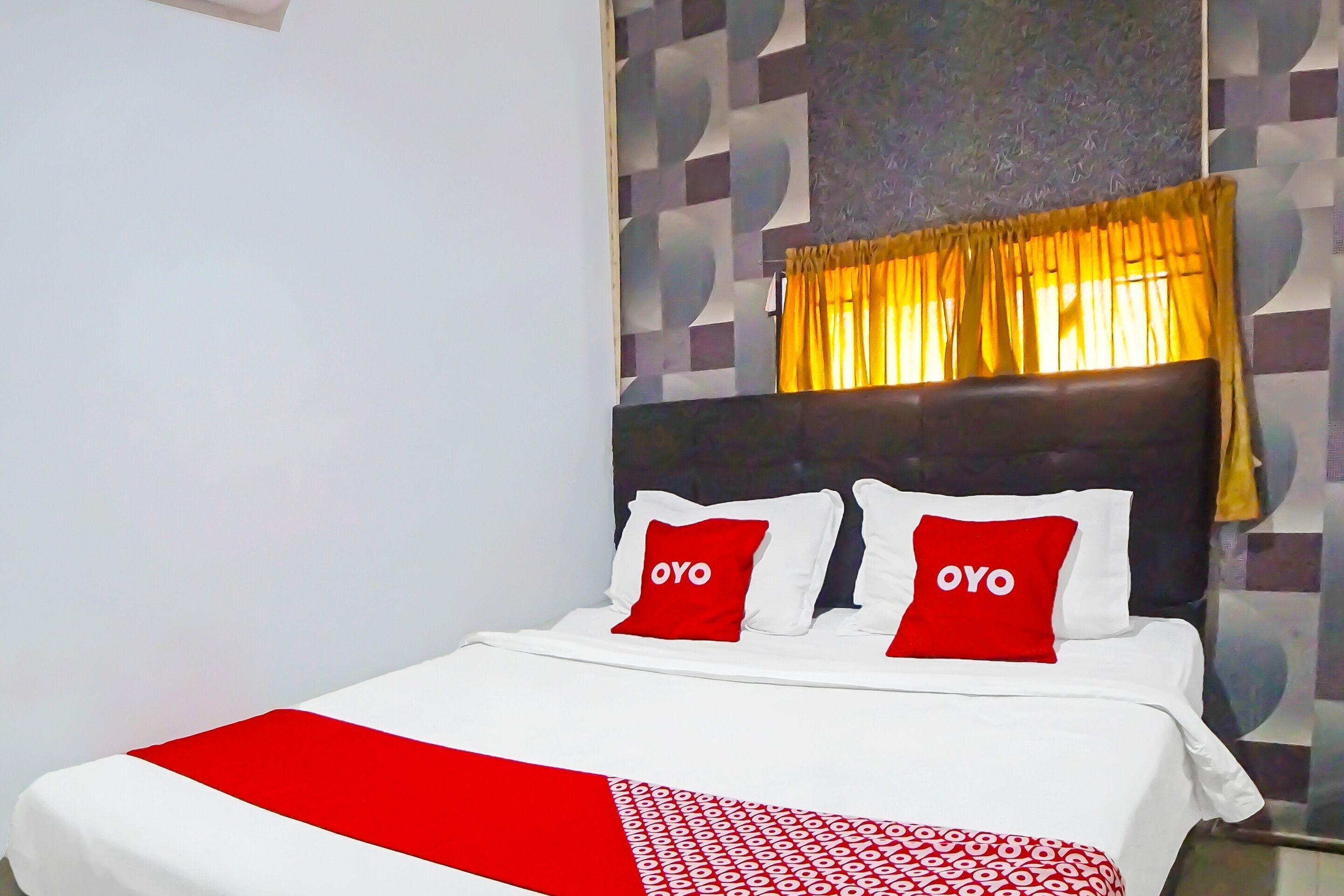 Laptop workspace, free WiFi, bed sheets