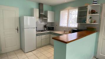 Een koelkast, een microgolfoven, een oven, een kookplaat