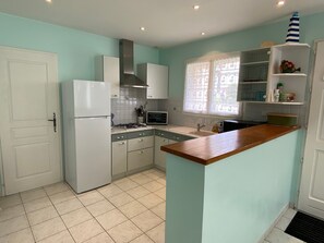 ثلاجة، ميكروويف، فرن، موقد طهي مسطح