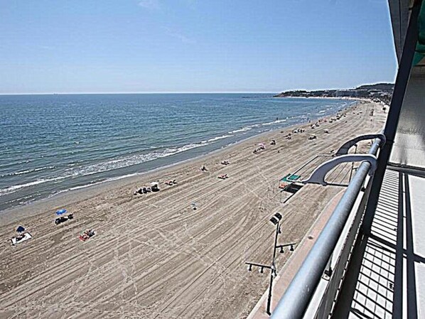 Playa en los alrededores y camastros 