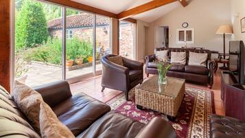 Télévision, lecteur de DVD, baby-foot