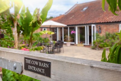 The Cow Barn - sleeps 6 guests in 3 bedrooms