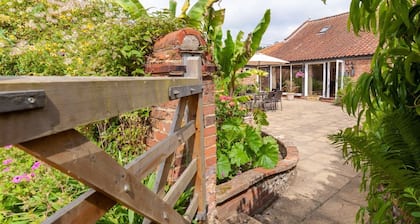The Cow Barn - sleeps 6 guests in 3 bedrooms