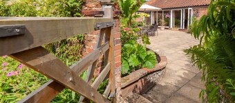 The Cow Barn - sleeps 6 guests in 3 bedrooms
