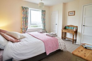 3 bedrooms, desk, free WiFi, bed sheets