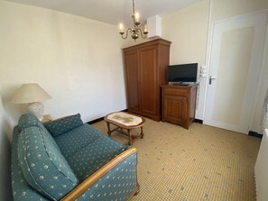 TV - House in Fouras: Near beaches and center, garden, 1 bedroom (Fouras)