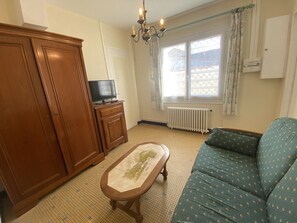 TV - House in Fouras: Near beaches and center, garden, 1 bedroom (Fouras)