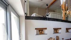 Ein Essbereich mit einem langen Holztisch, Stühlen und einem Behälter mit Snacks.