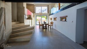 Ein modernes Interieur mit einer Treppe, die zu einem Essbereich führt.
