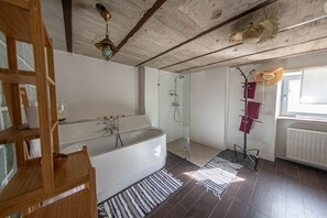 Serviettes fournies, savon, papier toilette
