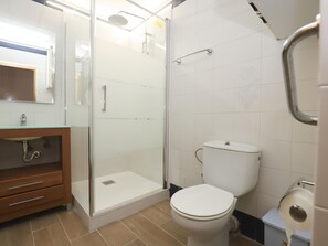 Sèche-cheveux, serviettes fournies