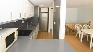 Cafetera y tetera, refrigerador, microondas y horno 