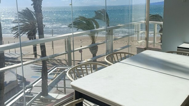 Un balcón con vistas a la playa y al océano.