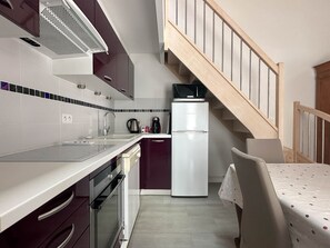 Fridge, microwave, oven, stovetop - Comfortable Holiday Home, Pets Allowed, Parking, WiFi (La Palmyre)