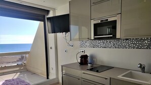 Fridge, microwave - Air-conditioned studio for 2 with parking and wifi (Cap d'Agde naturisme)
