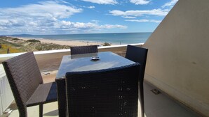 Outdoor dining - Air-conditioned studio for 2 with parking and wifi (Cap d'Agde naturisme)
