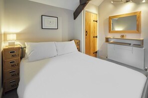 2 slaapkamers, een bureau, een strijkplank/strijkijzer, reisbedje