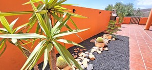 Property grounds - Holiday home CASA ELA in Tarajalejo, sea view, near the beach, WiFi (Tarajalejo)