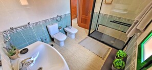 Dutxa, assecador de cabells, bidet i tovalloles