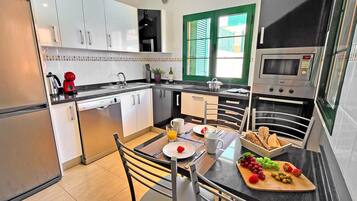 Een koelkast, een magnetron, een oven, een kookplaat